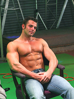 Superhung muscle dude love to show his naked body