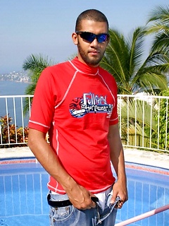 Latin guy demonstrates his tool for cash