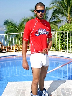 Latin guy demonstrates his tool for cash