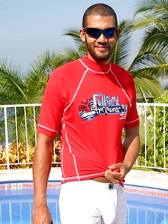 Latin guy demonstrates his tool for cash