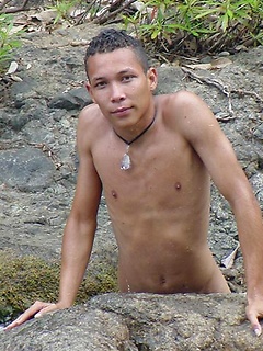 Sporty latino twink rubs his muscled ass outdoors