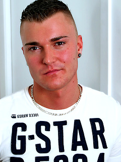 Bottom gay Leo from France