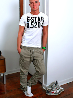 Bottom gay Leo from France