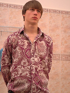 Smooth twink rubs his muscled ass in the shower