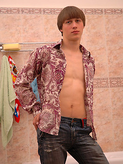 Smooth twink rubs his muscled ass in the shower