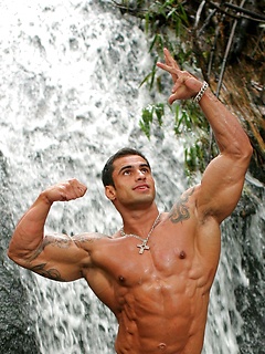 Muscle hunk Samuel Vieira pictures