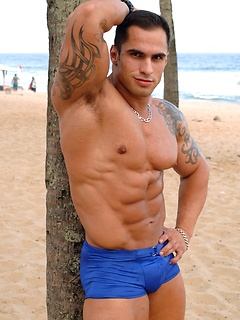 Muscle hunk Samuel Vieira pictures