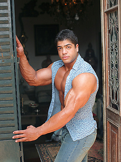 Brazilian bodybuilding hero Bruno Divino photos