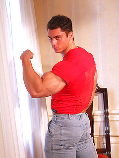 Straight bodybuilder Roy loves his biceps