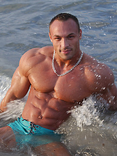 Muscle dude Ludovic Bogaert naked
