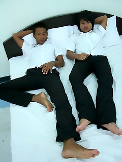 Thai twinks jerking off and cumming on crackers.