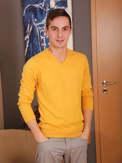 Sexy Harry Streight sends a load of cum onto his chest.