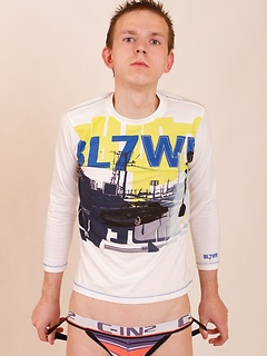 Kenny Cole shows tight ass with clean shaved anal