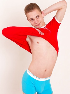 18 years old gay boy Nick Crawford exposes nice ass