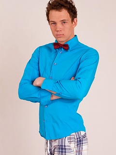 19 y.o. first-time homo Alex Newmann is posing on the floor